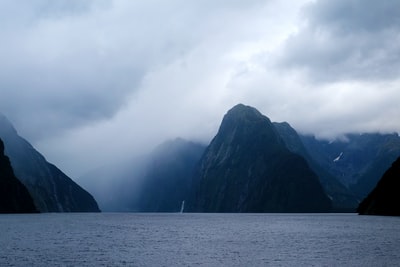 山之间的水域

